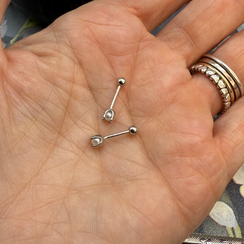 ⭐️🌸Sterling silver 20g 3mm pearl silver screw back earrings nwot - Picture 8 of 9